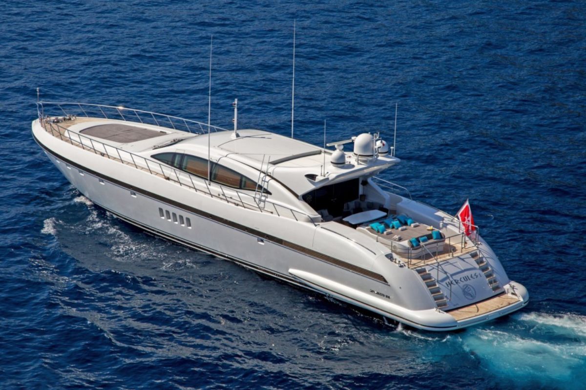 LOCATION YACHT MANGUSTA 108