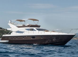 LOCATION YACHT FERRETTI 620