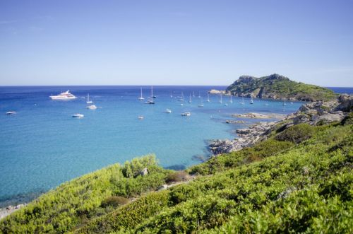 Le magnifique mouillage de Cap Taillat avec de luxueux yachts de location  l'ancre