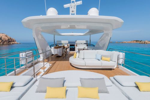 Flybridge d'un yacht avec bar et bains de soleil lors d'une location de yacht de vacances