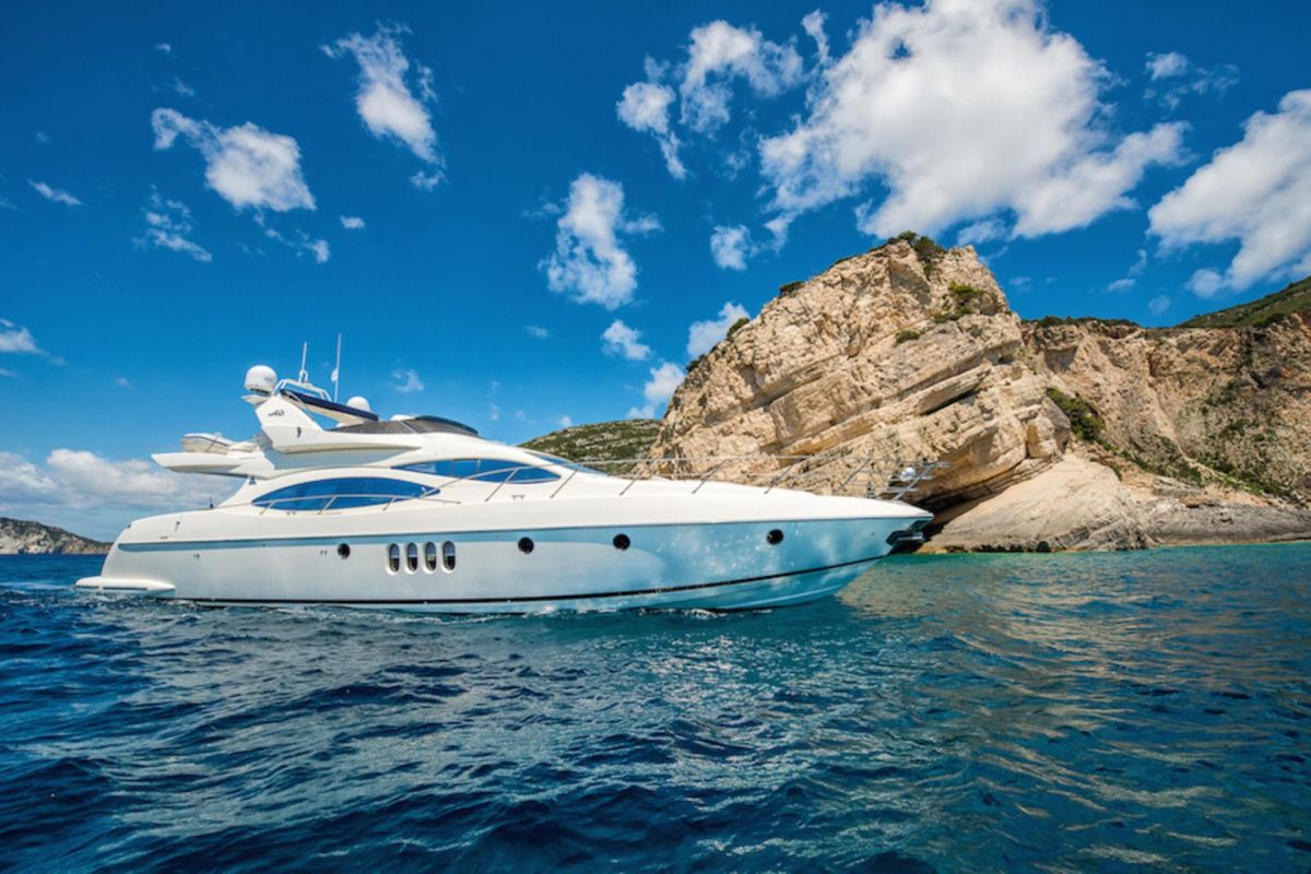 LOCATION YACHT AZIMUT 68