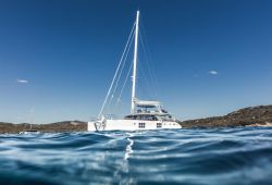 Un voilier catamaran Sunreef 60  la location en Sardaigne