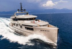 Un yacht de luxe Admiral Impero 40m en navigation dans le sud de la France