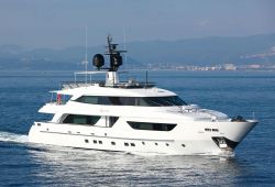 Un yacht Sanlorenzo de 37 mtres en croisire sur la Cte d'Azur