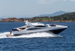 Un yacht open Sunseeker Predator 72 en croisire en Sardaigne