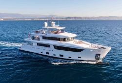 Un luxueux yacht de location Cantiere delle Marche 33m en navigation dans le sud de la France sous une belle journe ensoleille