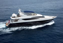 Un yacht  moteur Princess 95 en navigation sur la Cte d'Azur