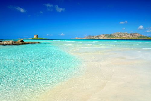 La plage de La Pelosa et son lagon turquoise en Sardaigne