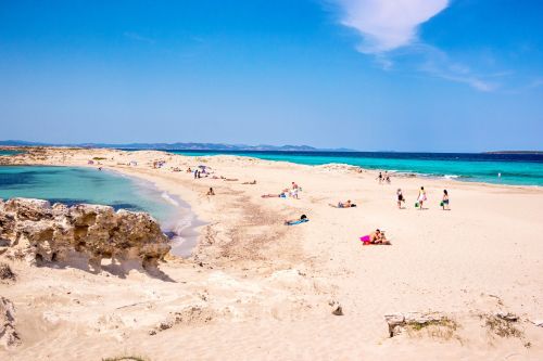 Des gens se détendent sur la plage de Ses Illetes à Formentera en Espagne