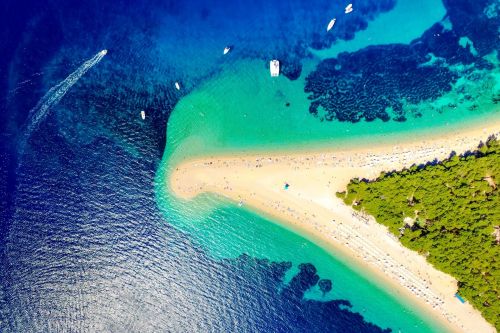 La superbe plage de Zlatni Rat sur l'le de Brac en Croatie