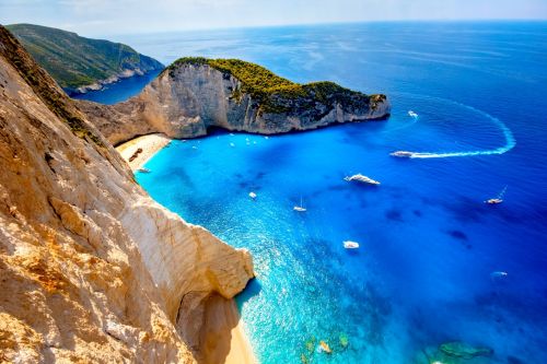 La plage de Navagio sur l'le grecque de Zakynthos en mer Ionienne