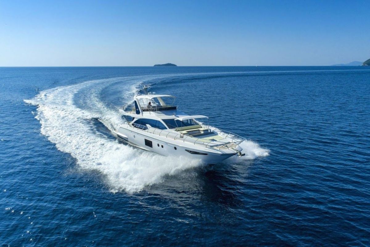 LOCATION YACHT AZIMUT 66