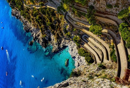 Vue spectaculaire sur le chemin sinueux de la Via Krupp sur l'île de Capri