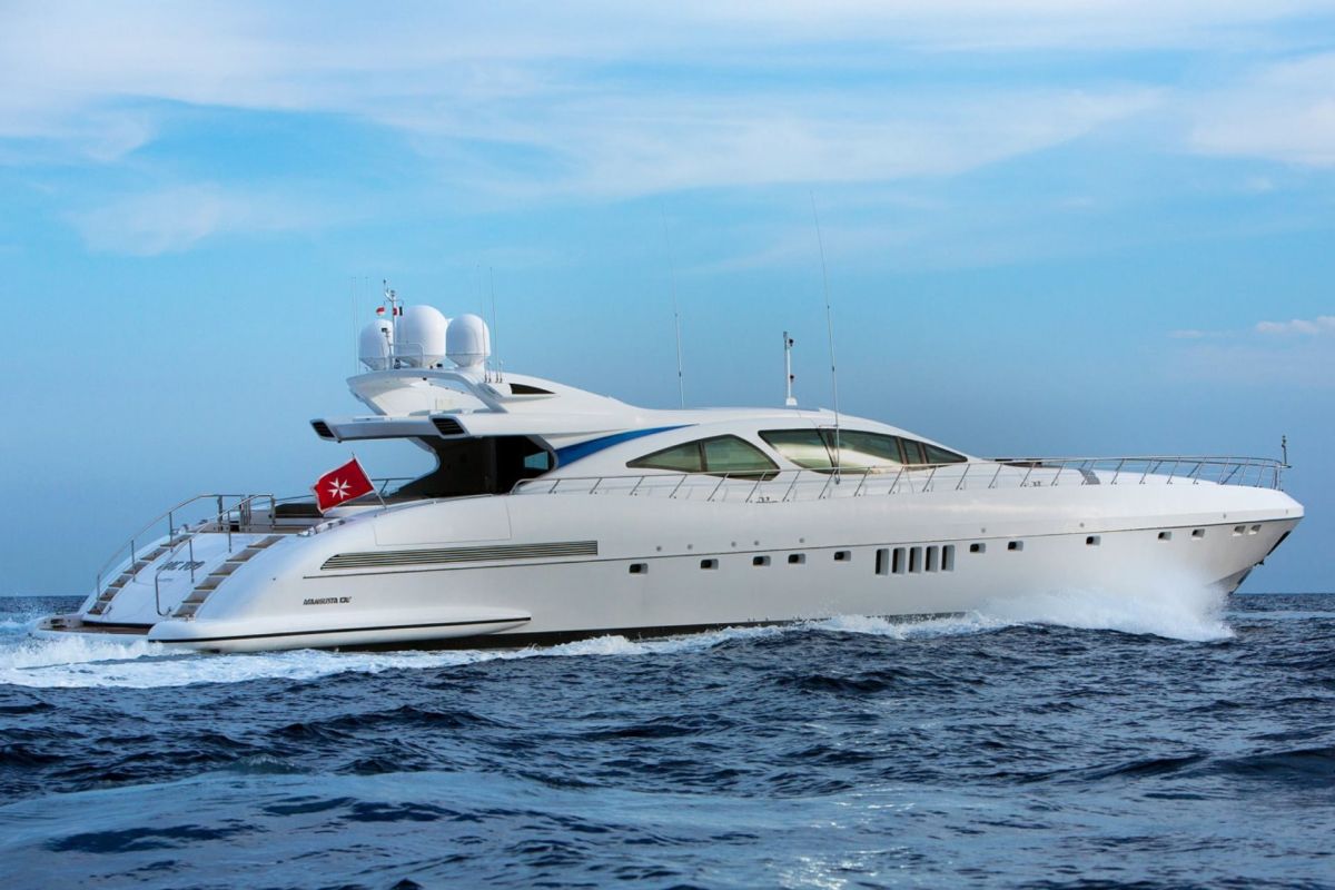 LOCATION YACHT MANGUSTA 130