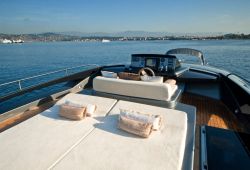 Riva 86 Domino yacht  louer dans le sud de la France - flybridge