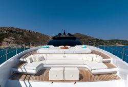 Riva 100 Corsaro yacht à louer dans le sud de la France - pont avant
