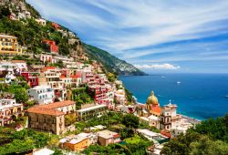 Le village de Positano avec ses btisses colores sous une journe ensoleille