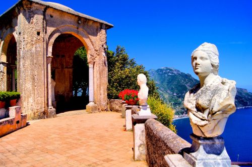 Des bustes sculpts  la Villa Cimbrone sur l'le de Capri en Italie