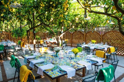 Des tables dresses sous les citronniers du restaurant Da Paolino  Capri