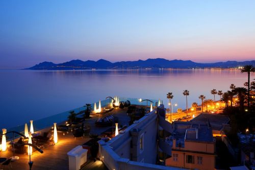 Vue de nuit du bar rooftop de l'htel Radisson Blu  Cannes 