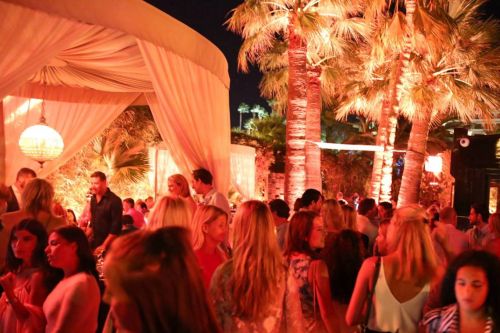 La terrasse du club restaurant Baoli durant une soire d't  Cannes