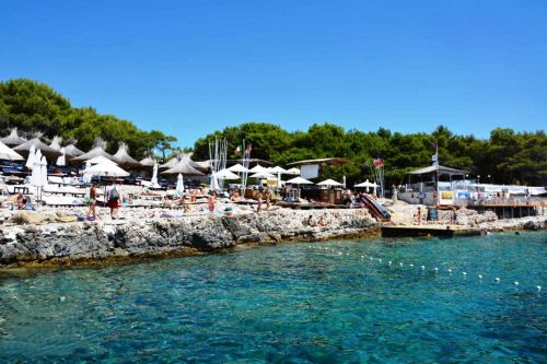 Le restaurant de plage Carpe Diem à Hvar en Croatie avec vue imprenable sur la Méditerranée