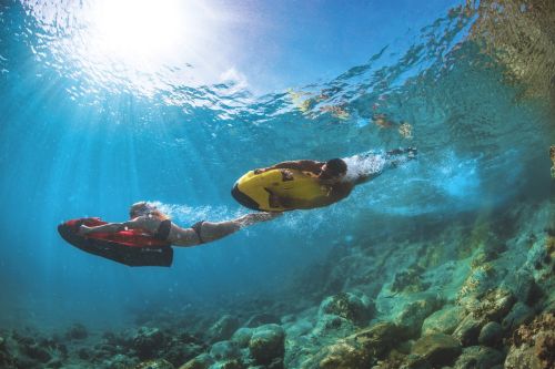 Deux personnes dans l'eau avec un seabob, l'un des meilleurs water toys et équipements nautiques pour une location de yacht