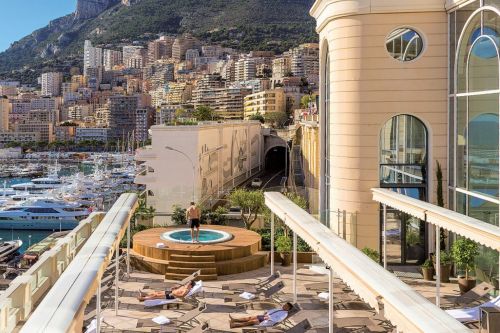 Les Thermes Marins Monte-Carlo à Monaco avec la terrasse vue sur le Port Hercule et les yachts de location