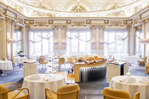 La salle du restaurant Louis XV du chef Alain Ducasse situé dans l'enceinte de l'Hôtel de Paris à Monaco