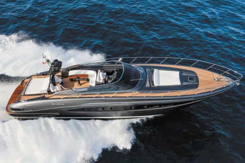 Un Riva Virtus 63 en navigation lors d'une location de yacht à Monaco