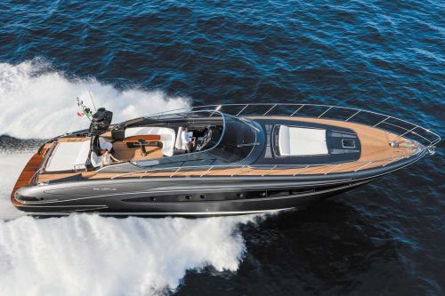 Un Riva Virtus 63 en navigation lors d'une location de yacht  Monaco