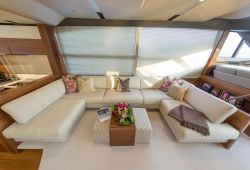 Princess 68 à louer dans le sud de la France - salon