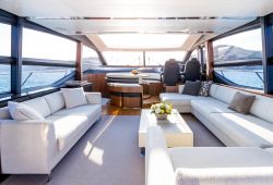 Princess S72 à louer dans le sud de la France - salon
