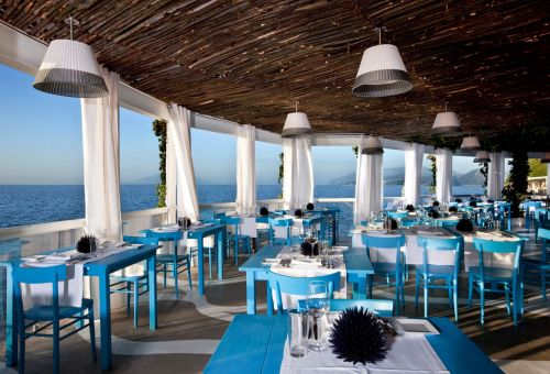 La terrasse du restaurant Il Riccio Beach Club  Anacapri avec vue panoramique sur la mer Mditerrane