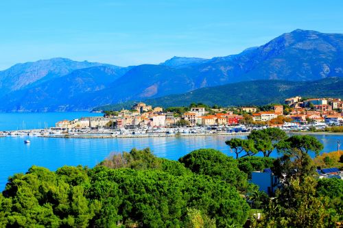 Le port de Saint-Florent et sa jolie baie entoure par les montagnes du cap Corse