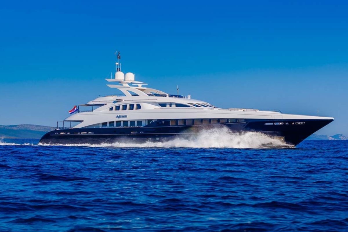 LOCATION YACHT HEESEN 44M 