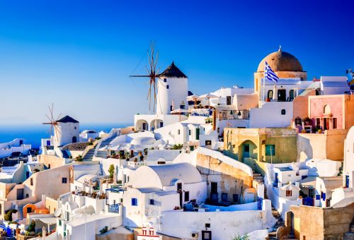 Fira, la capitale de Santorin, avec ses maisons blanchies  la chaux et ses moulins, sous un beau ciel bleu