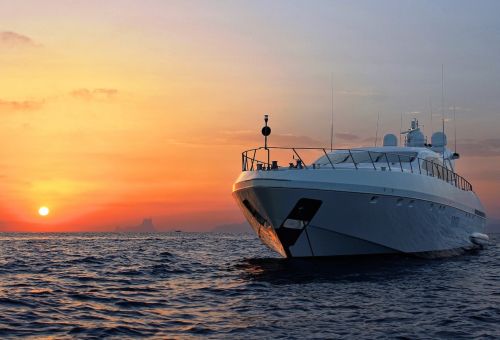 Un luxueux yacht de location à l'ancre au coucher du soleil