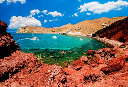 La Red Beach avec ses falaises volcaniques rouges et ses eaux turquoise sur l'le de Santorin en Grce