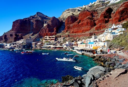 La baie d'Amoudi et son petit port de pche 