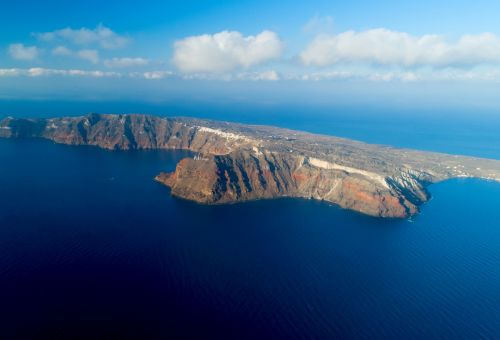 L'le prserve de Thirassia  quelques miles nautiques de Santorin