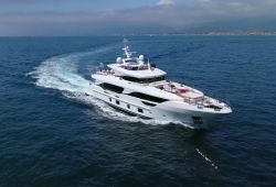 Location yacht Benetti Delfino 95 dans le sud de la France - en croisière