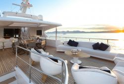 Location bateau Benetti Delfino 95 dans le sud de la France - sundeck