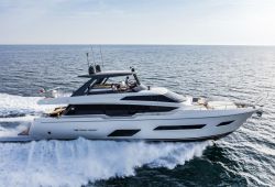 Location yacht Ferretti 780 dans le sud de la France - en navigation