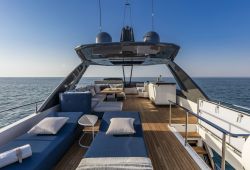 Location bateau Ferretti 780 dans le sud de la France - flybridge