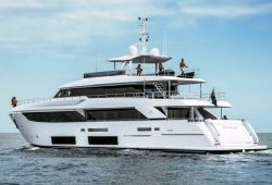 Location yacht Ferretti Custom Line Navetta 33 dans le sud de la France - en navigation