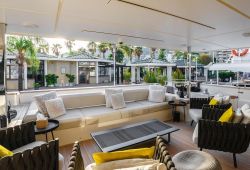 Location bateau Ferretti Custom Line Navetta 33 dans le sud de la France - pont principal arrière