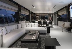 Ferretti Custom Line Navetta 33 à louer dans le sud de la France - salon