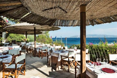 La terrasse du restaurant Il Paguro situ dans le complexe htelier Capo d'Orso dans l'archipel de La Maddalena