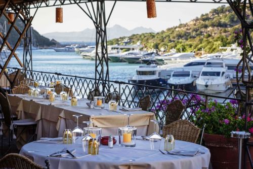 La terrasse du restaurant Tanit avec vue sur les yachts de la marina de Poltu Quatu